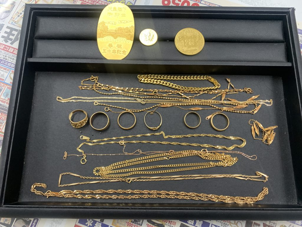 たくさんの金の指輪と金のネックレス